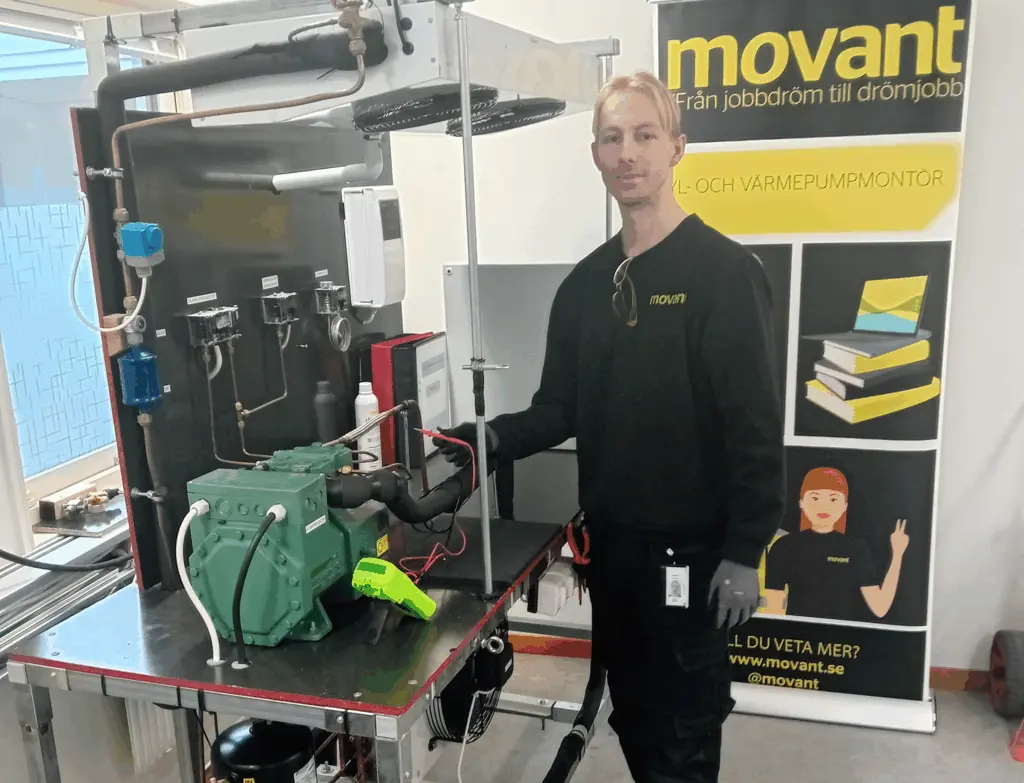 Casper Gunninge - elev på Kyl- och värmepumpmontörsutbildningen står i verkstaden på skolan