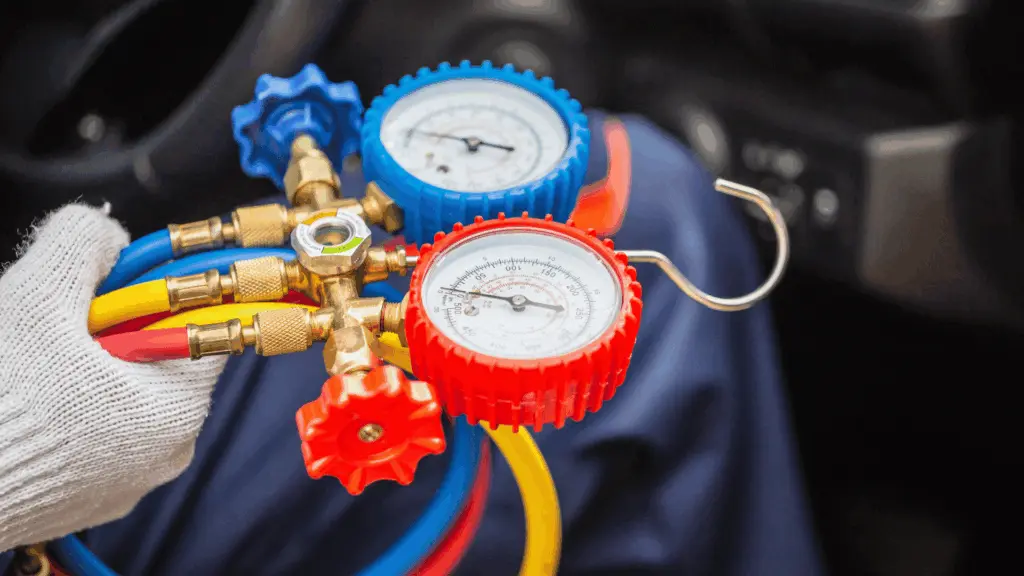Närbild på manometer för tryckmätning vid kyl- och värmepumpservice – ett viktigt verktyg för kyl- och värmepumpmontörer inom Komvux.
