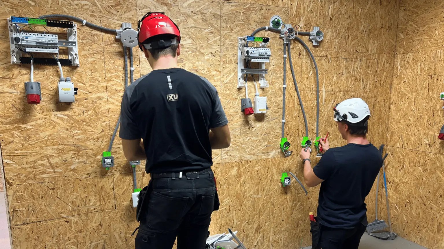 Elektriker i skolans verkstad som tränar på moment i utbildningen.