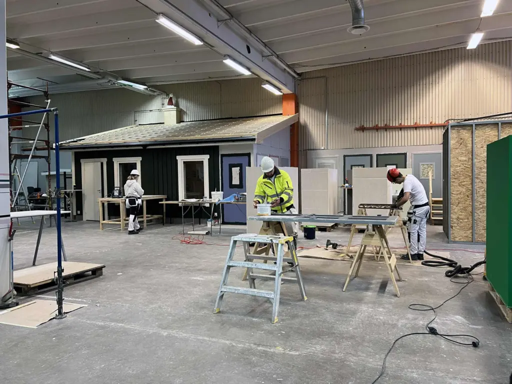Elever på en byggutbildning i Jönköping arbetar praktiskt i Movants verkstad som en del av sin yrkesutbildning.