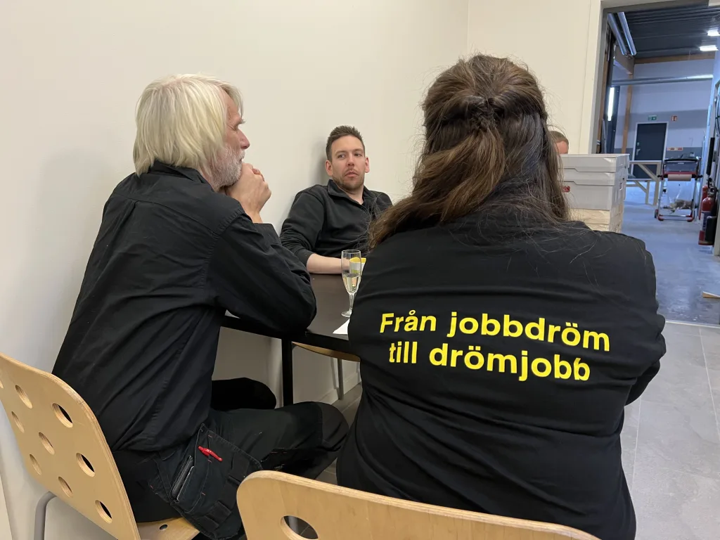 Personal från Movant Varberg i samtal med varandra – tröja med texten ”Från jobbdröm till drömjobb”