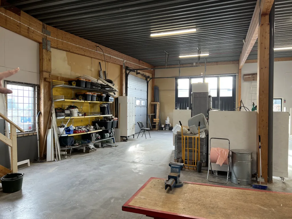 Industriell verkstad med förvaringshyllor, verktyg och arbetsstationer på Movant Varberg.